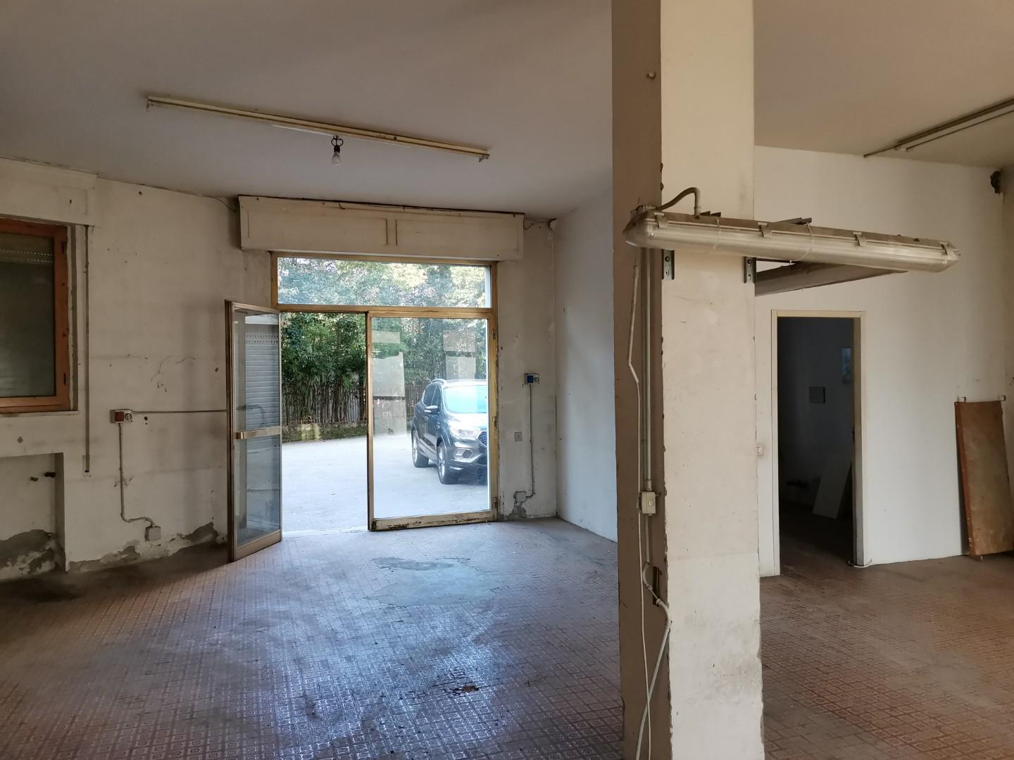 Locale commerciale in vendita, Poggibonsi via s. caterina (rione orti)