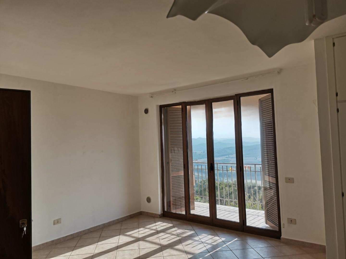 Trilocale con terrazzo a Casole d'Elsa