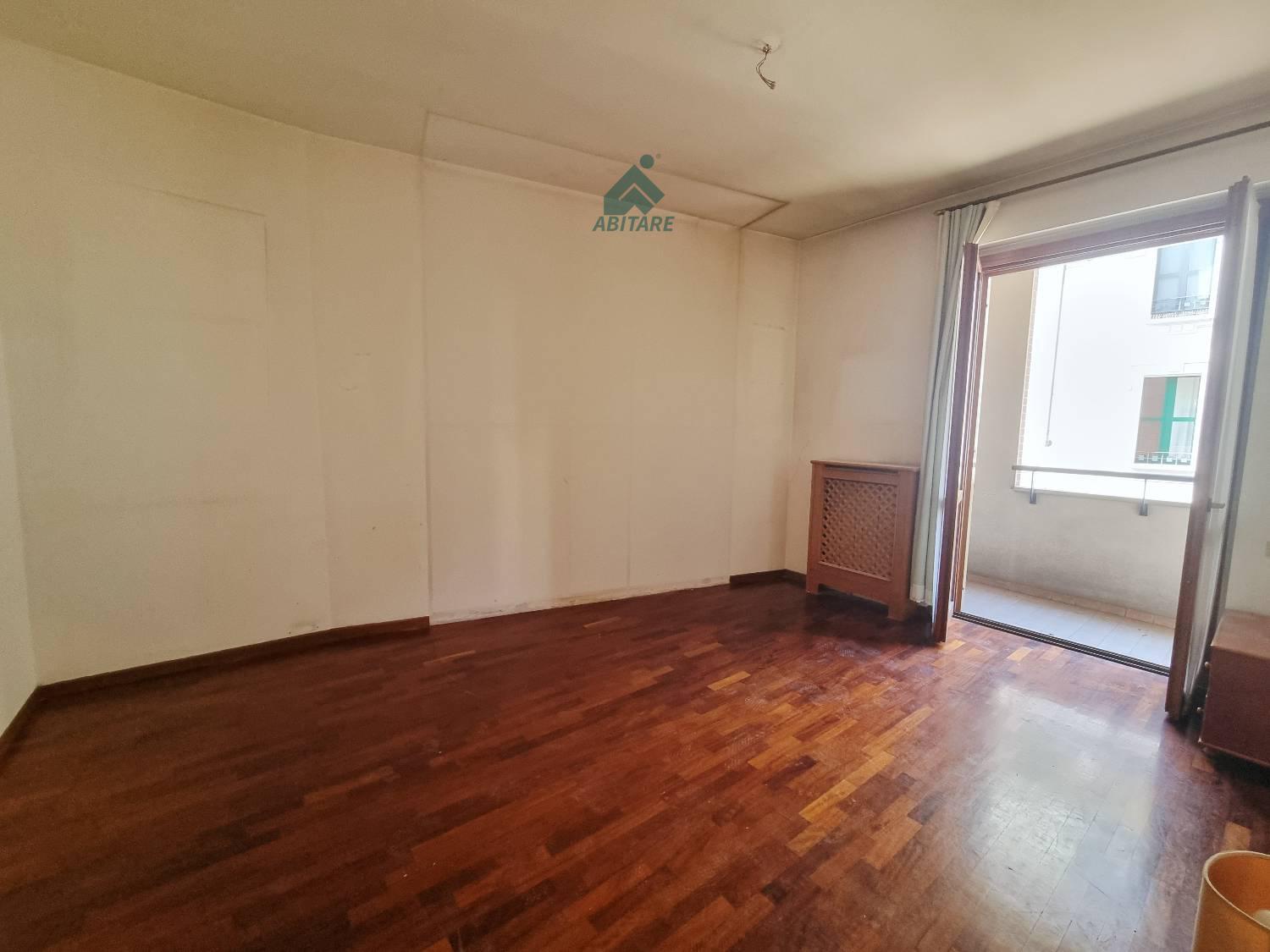 Trilocale con box a Milano