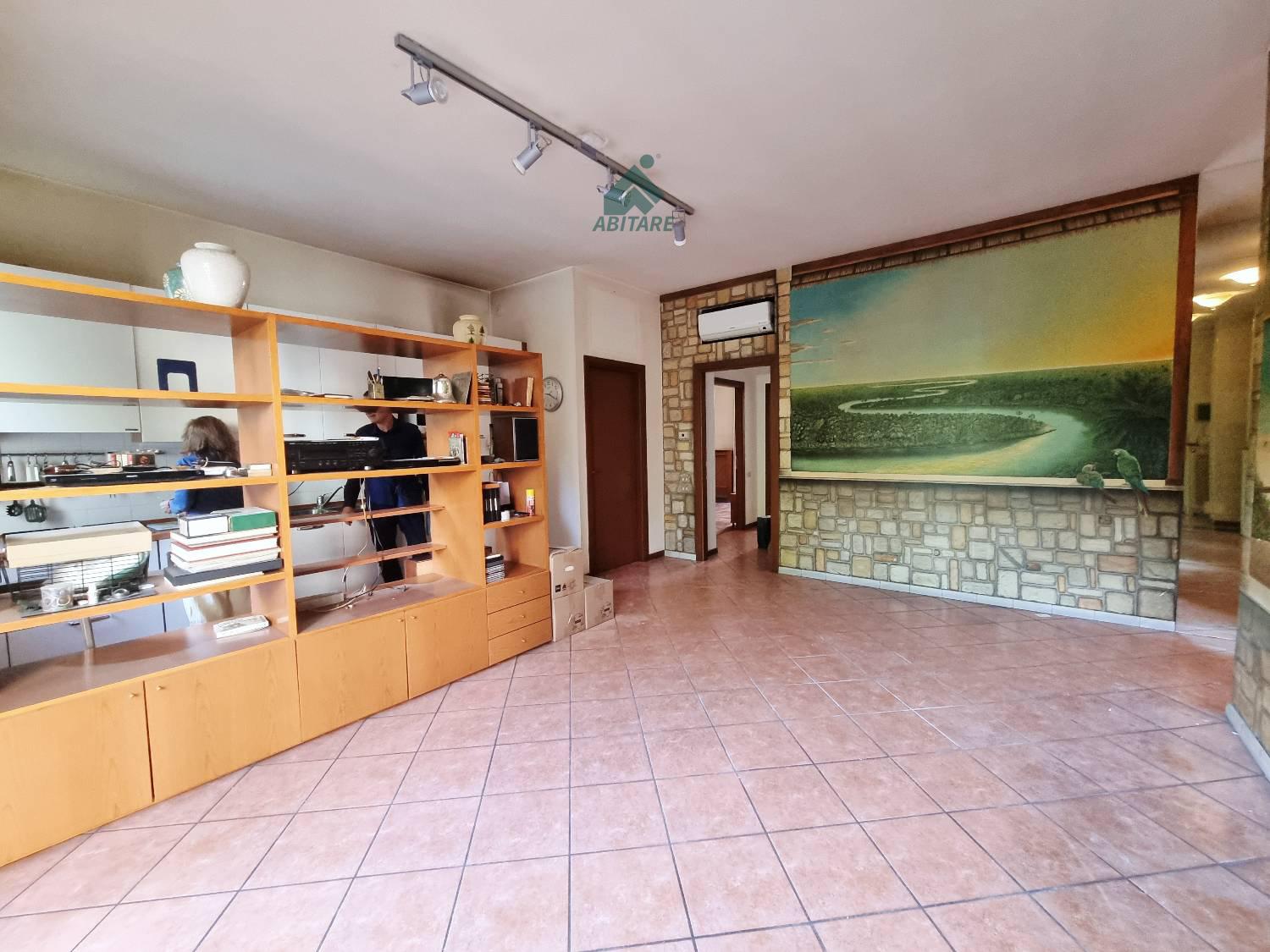 Trilocale con box a Milano