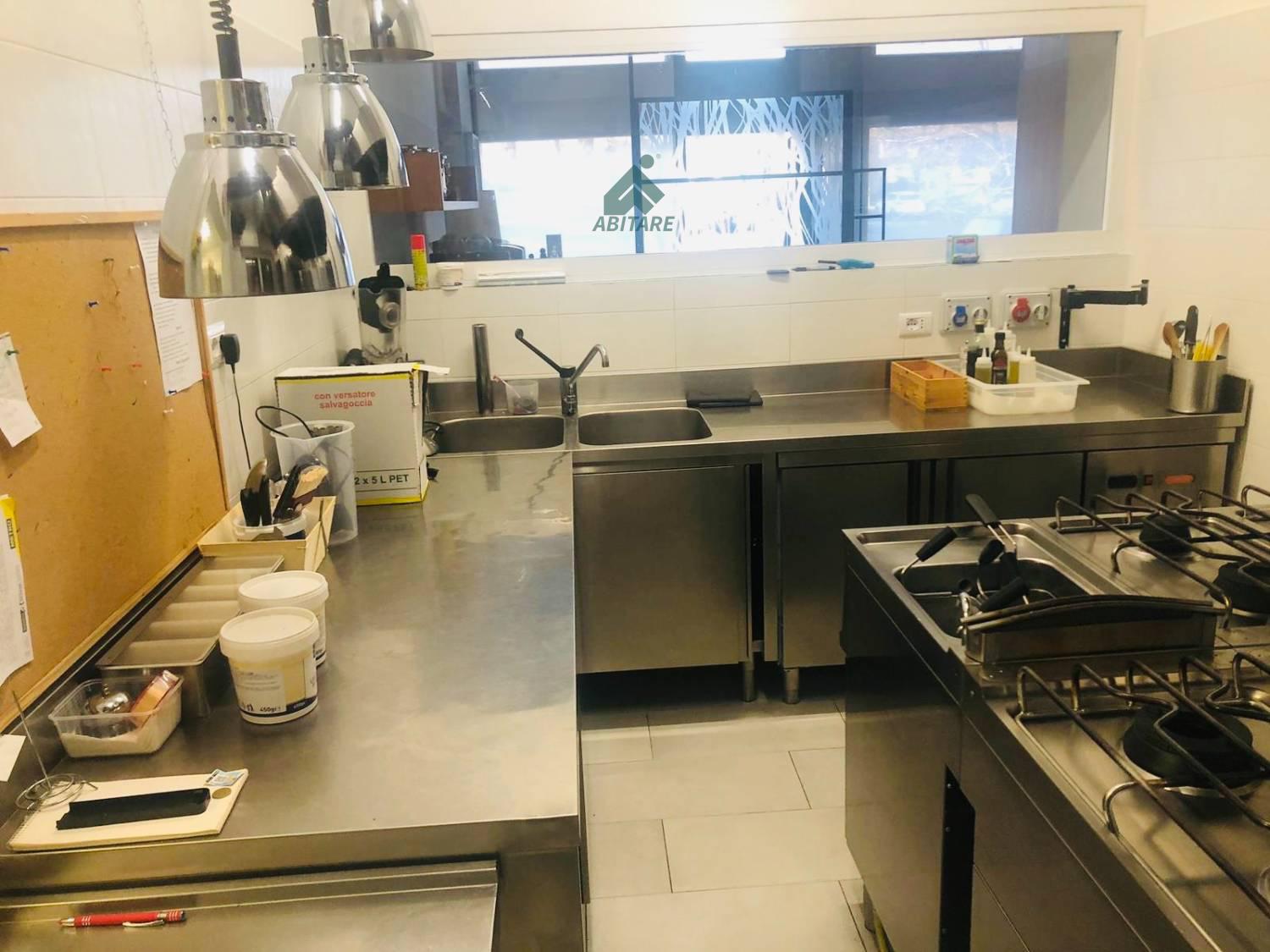 Attivit commerciale Ristorante e pizzeria con box doppio a Senago