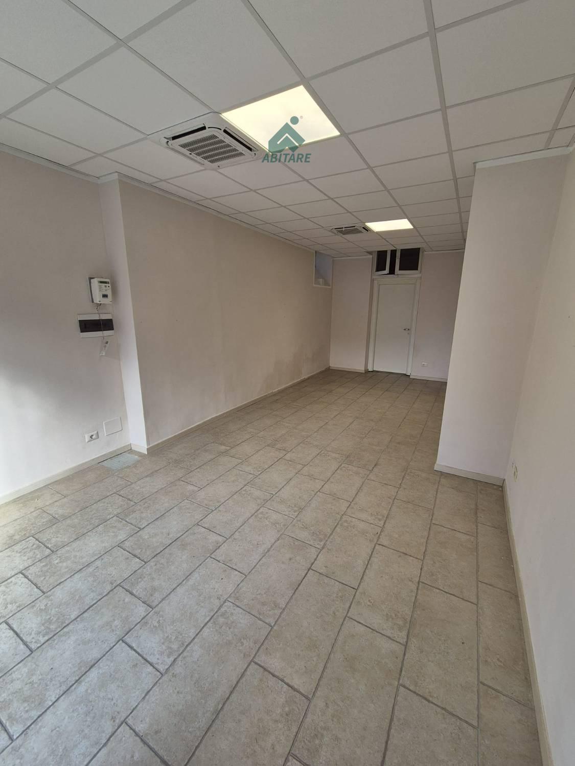 Negozio in affitto a Cantello