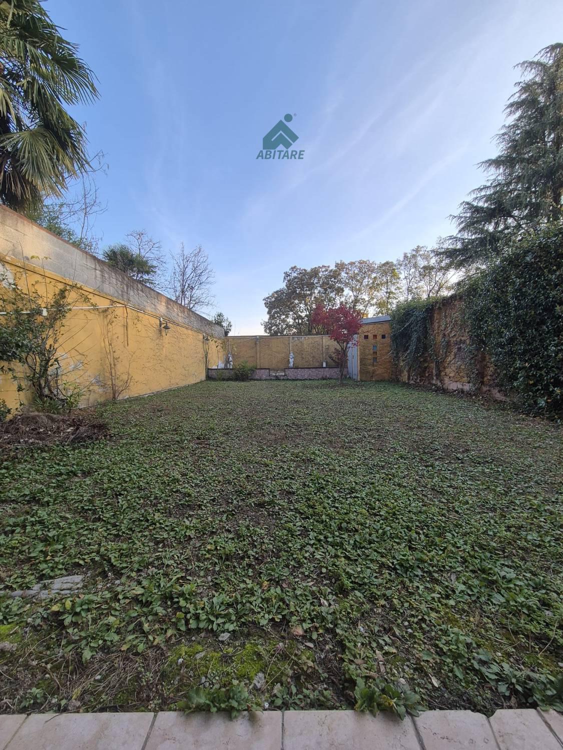 Villa con giardino a Garbagnate Milanese