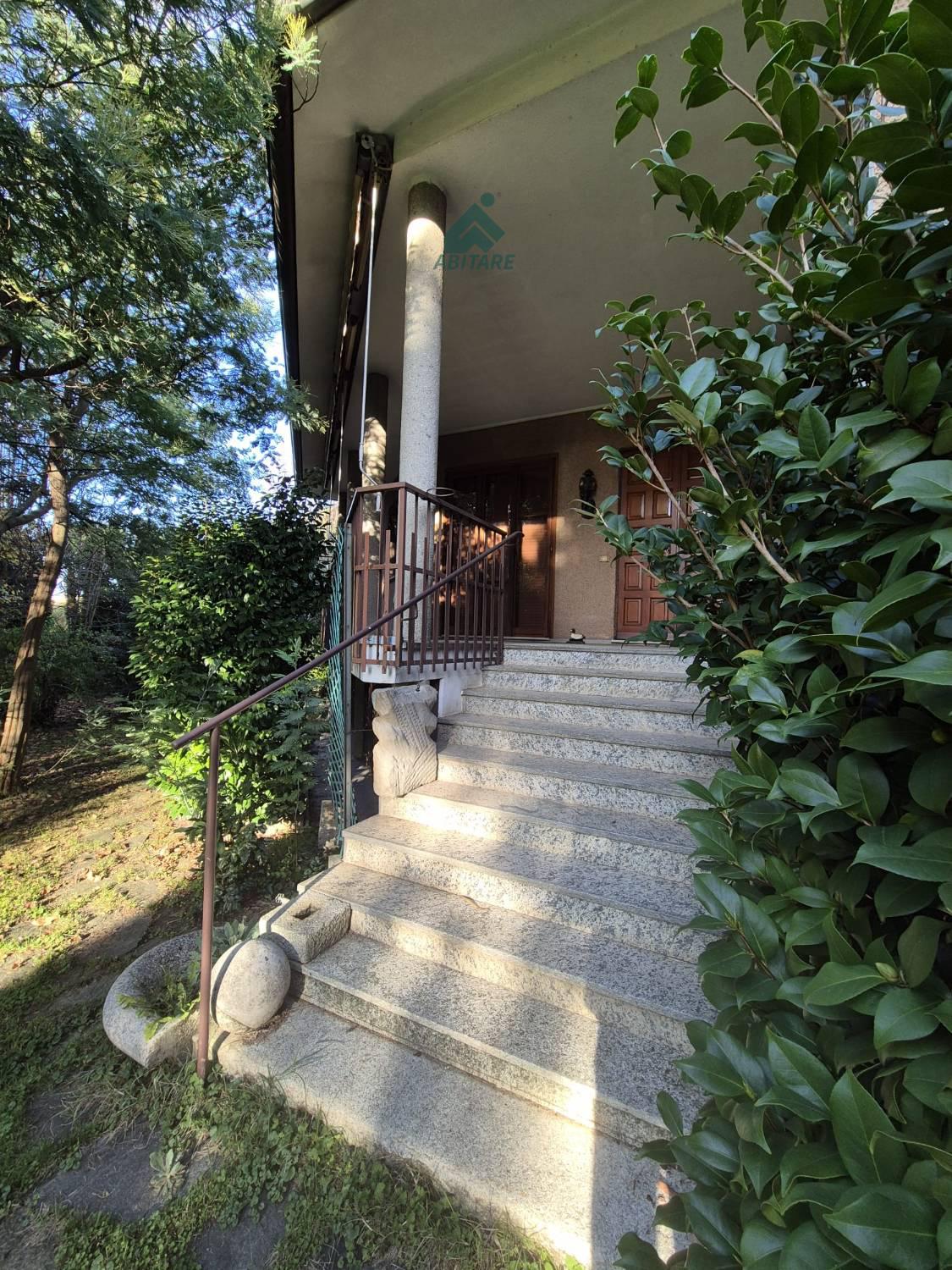 Villa con giardino a Olgiate Comasco