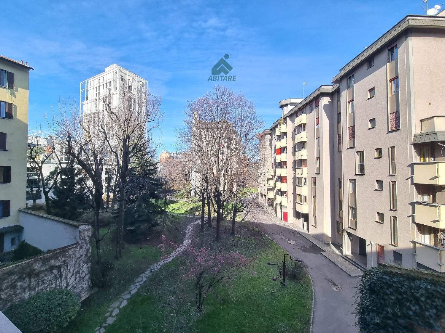 Trilocale con box a Milano