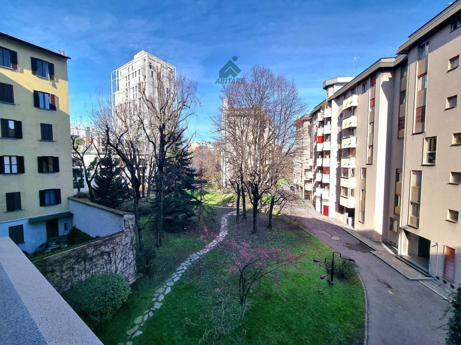 Trilocale con box a Milano