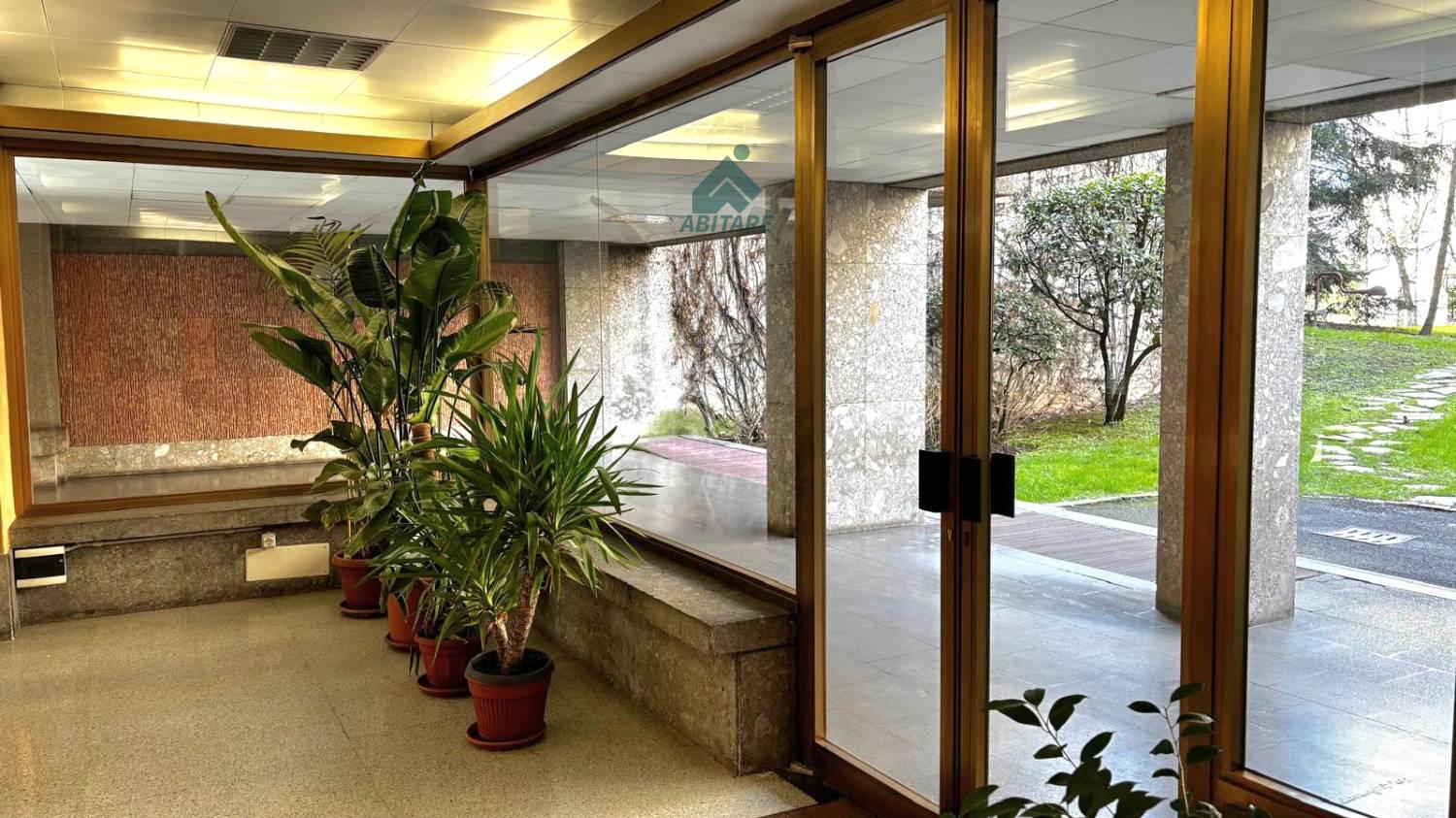 Trilocale con box a Milano