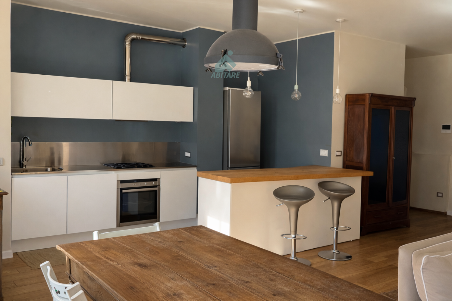 Trilocale con box a Milano