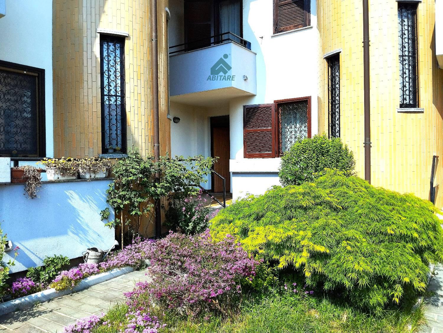 Villa con giardino a Vanzago