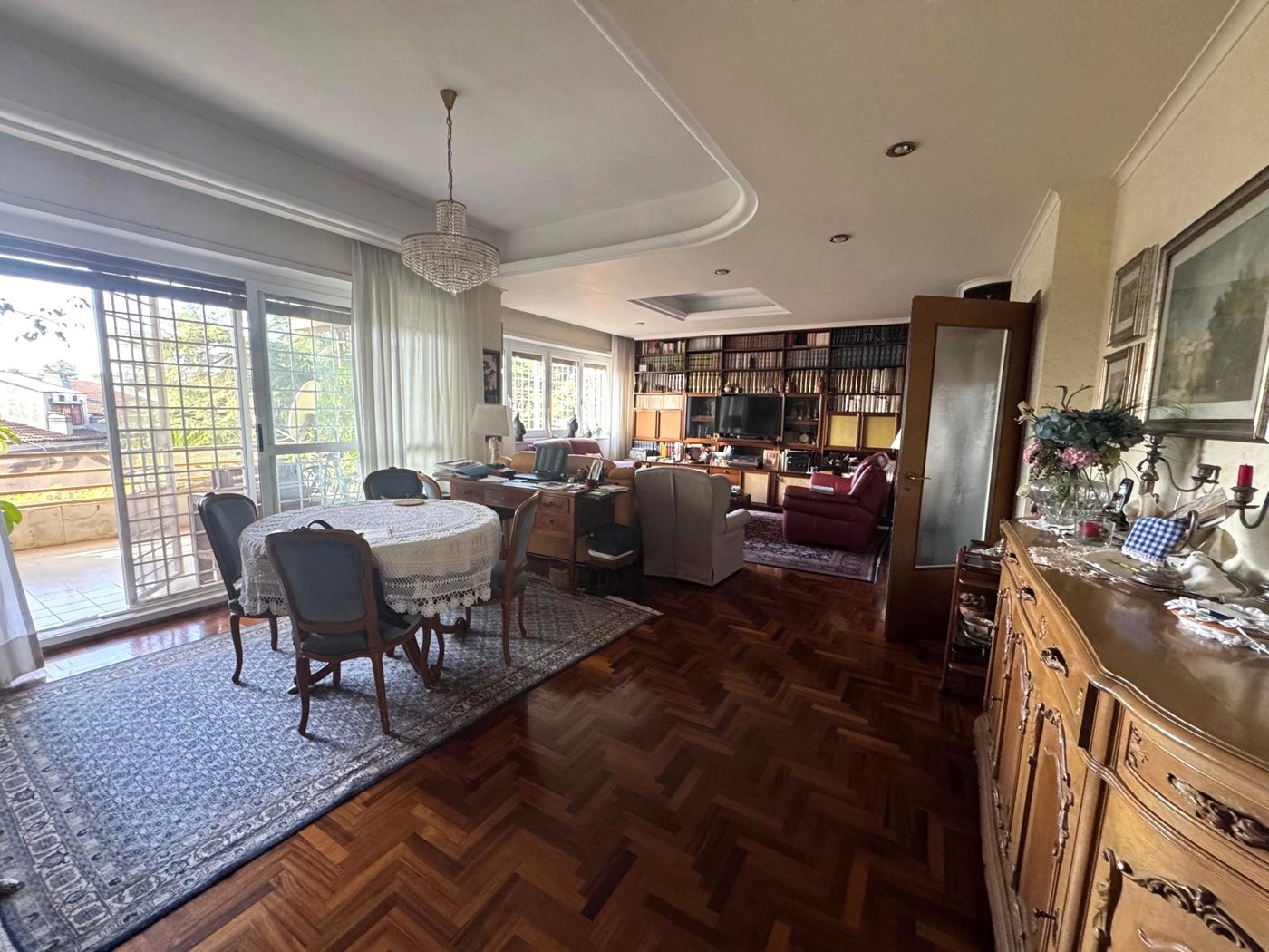 Quadrilocale con box a Roma