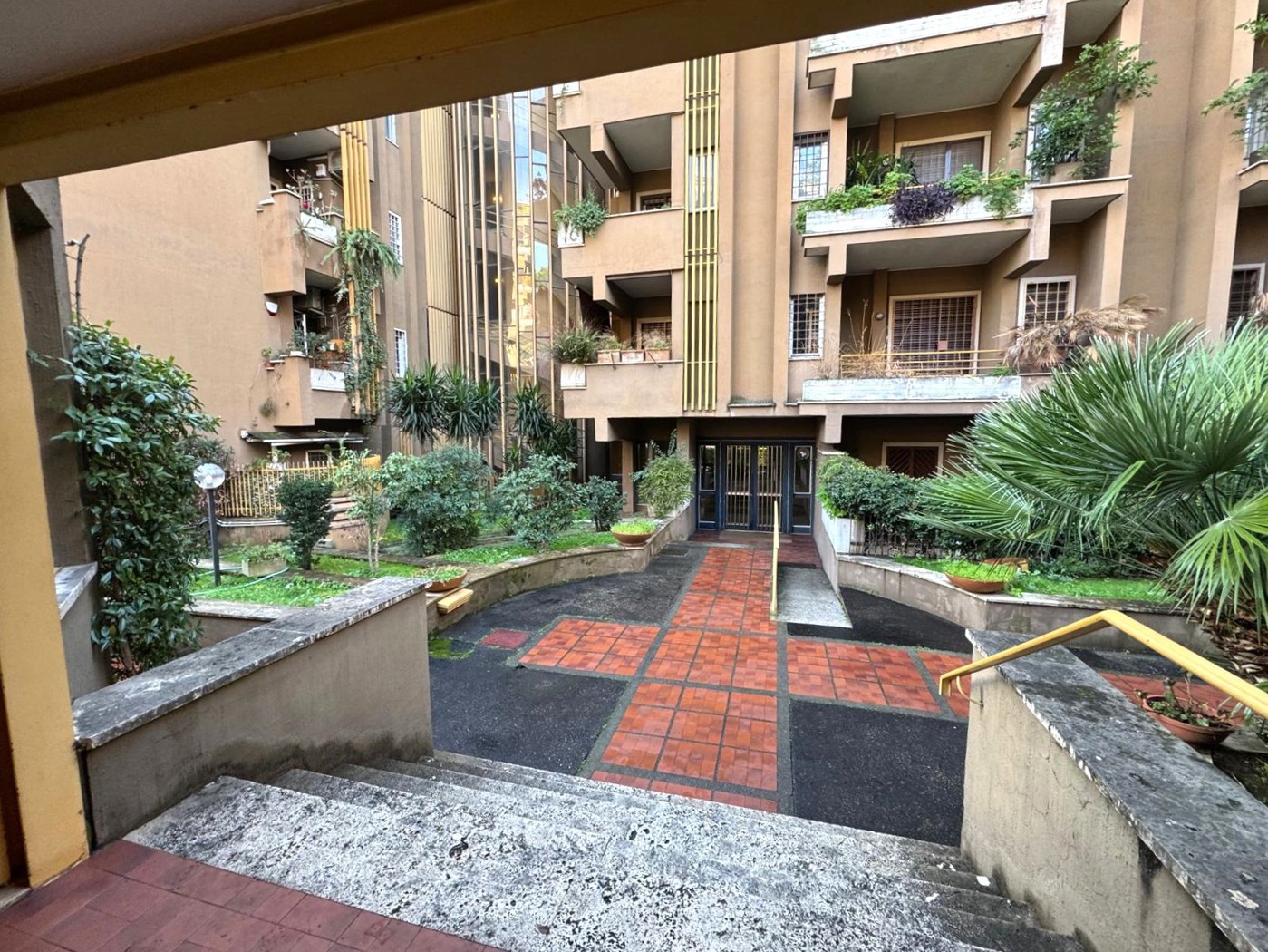 Quadrilocale con box a Roma