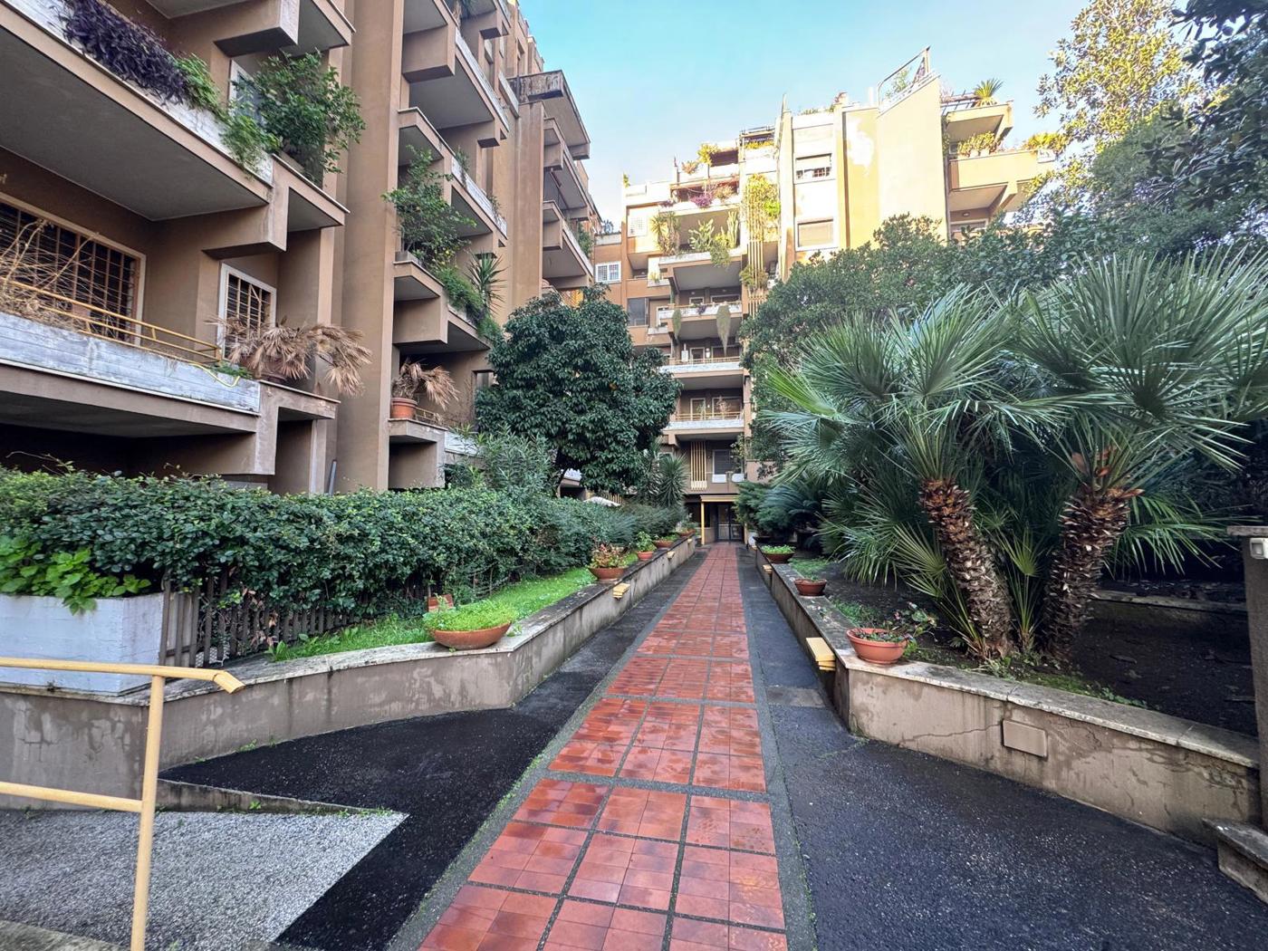 Quadrilocale con box a Roma