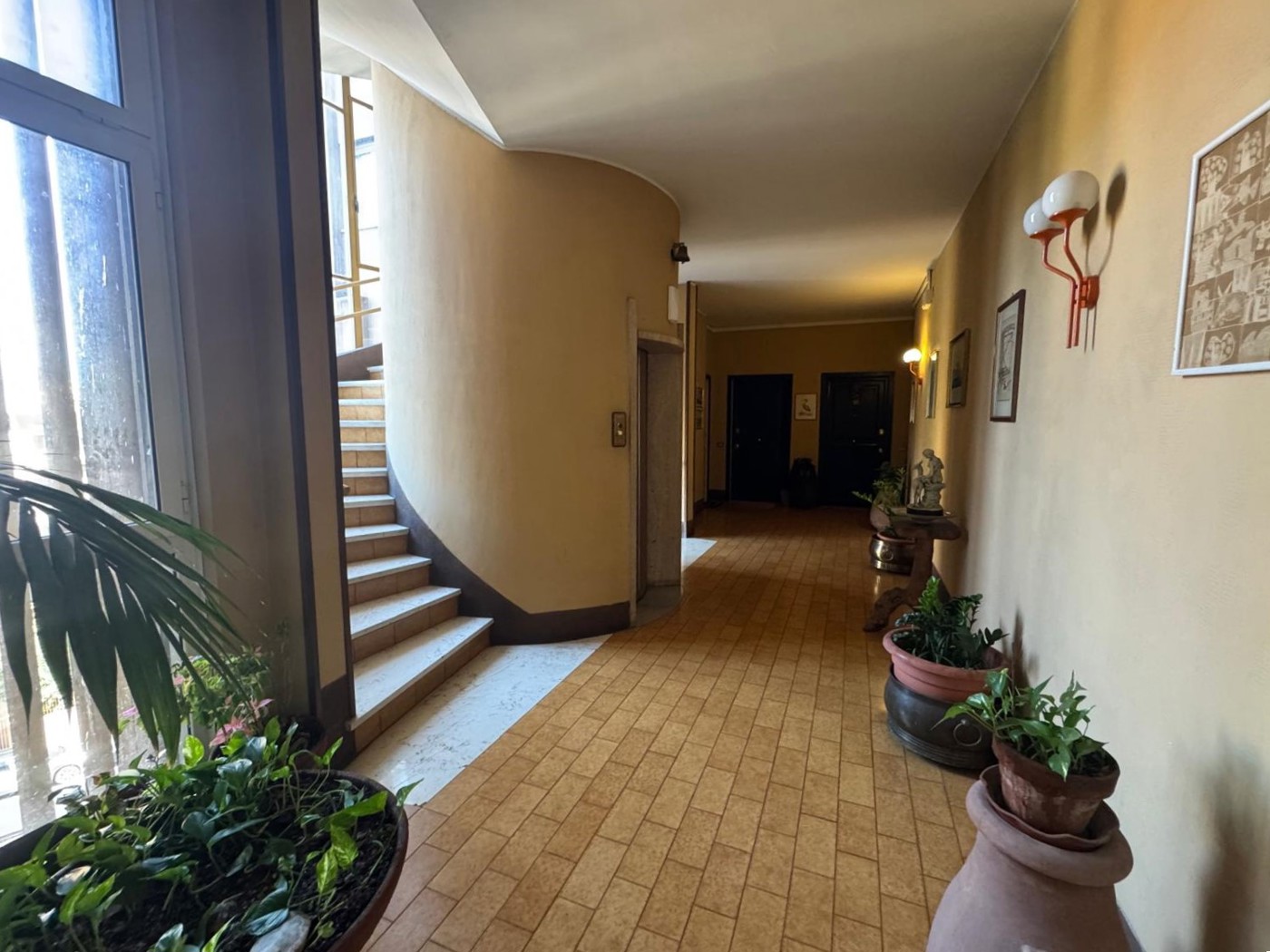 Quadrilocale con box a Roma