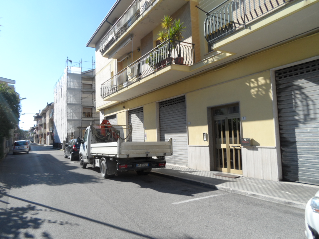 Locale commerciale in vendita a San Benedetto del Tronto, Porto d'Ascoli