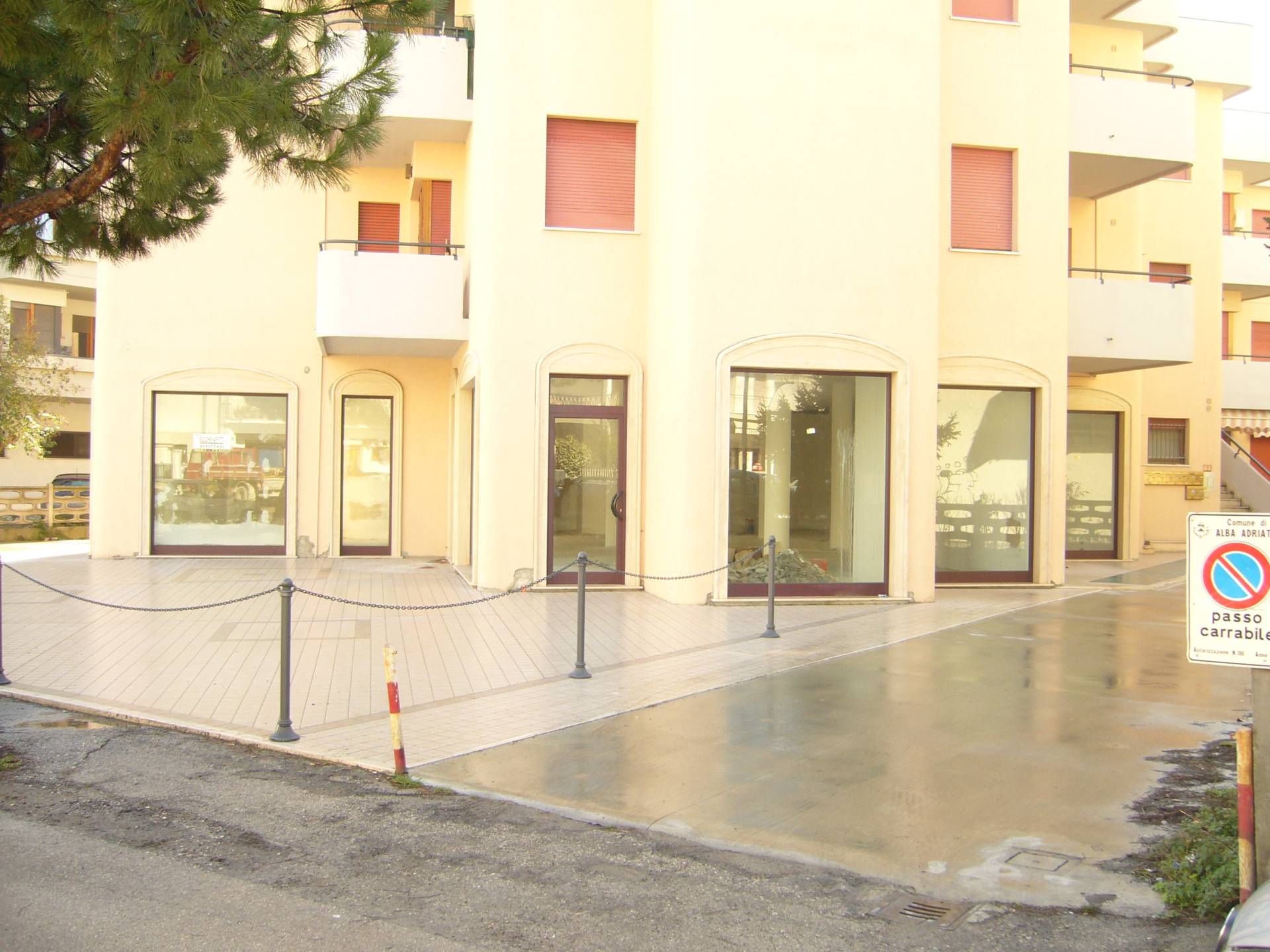 Locale commerciale in affitto a Alba Adriatica, Zona Mare