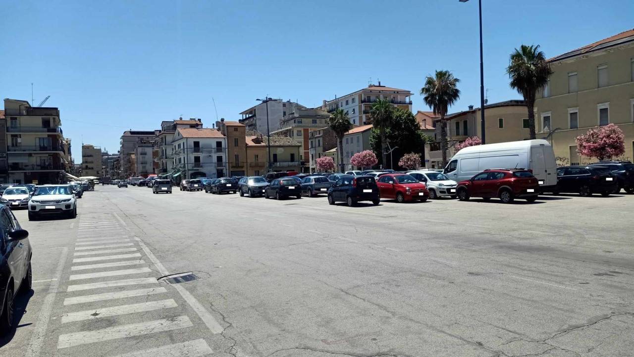 Locale commerciale in affitto a San Benedetto del Tronto, Centro