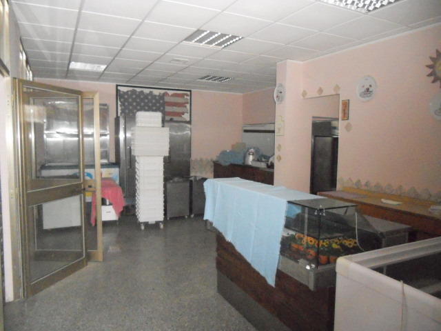 Locale commerciale in vendita a Martinsicuro, Villa Rosa