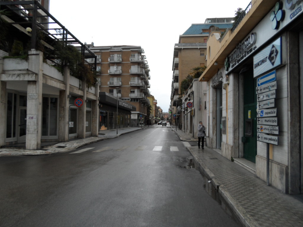 Locale commerciale in affitto a San Benedetto del Tronto, Centro