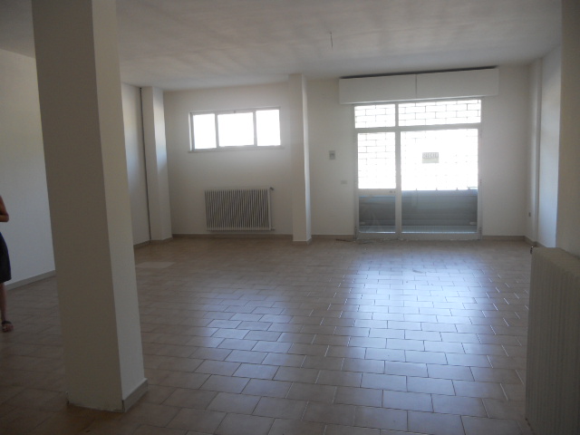 Locale commerciale in vendita a Martinsicuro, Villa Rosa