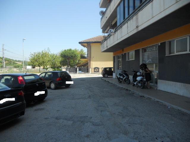 Locale commerciale in vendita a Martinsicuro, Villa Rosa