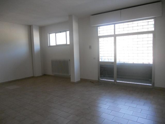 Locale commerciale in vendita a Martinsicuro, Villa Rosa