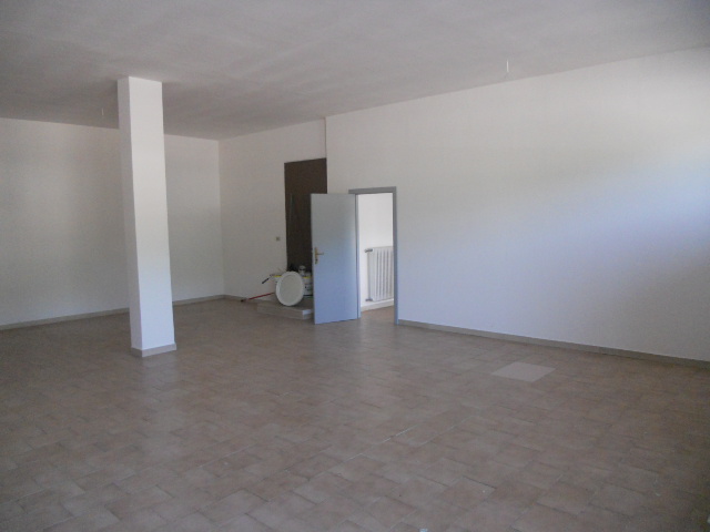 Locale commerciale in vendita a Martinsicuro, Villa Rosa