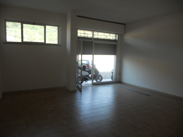 Locale commerciale in vendita a Martinsicuro, Villa Rosa