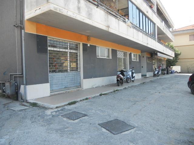 Locale commerciale in vendita a Martinsicuro, Villa Rosa