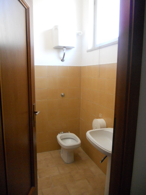 Locale commerciale in vendita a Martinsicuro, Villa Rosa