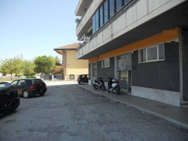 Locale commerciale in vendita a Martinsicuro, Villa Rosa