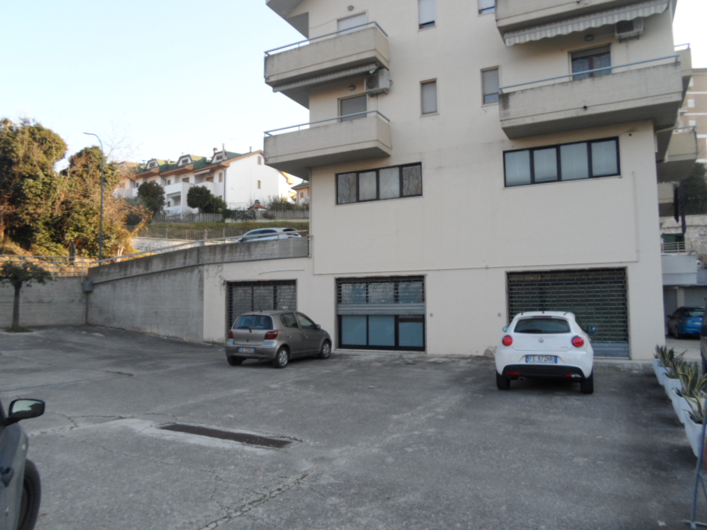 Locale commerciale in vendita a Folignano