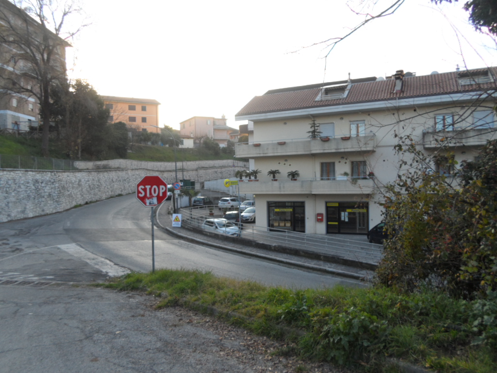 Locale commerciale in vendita a Folignano