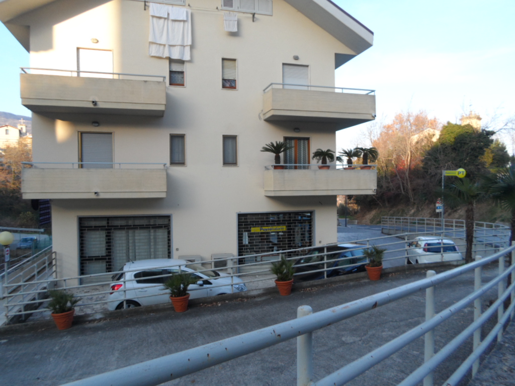 Locale commerciale in vendita a Folignano