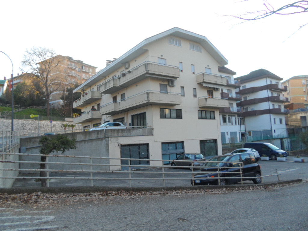 Locale commerciale in vendita a Folignano
