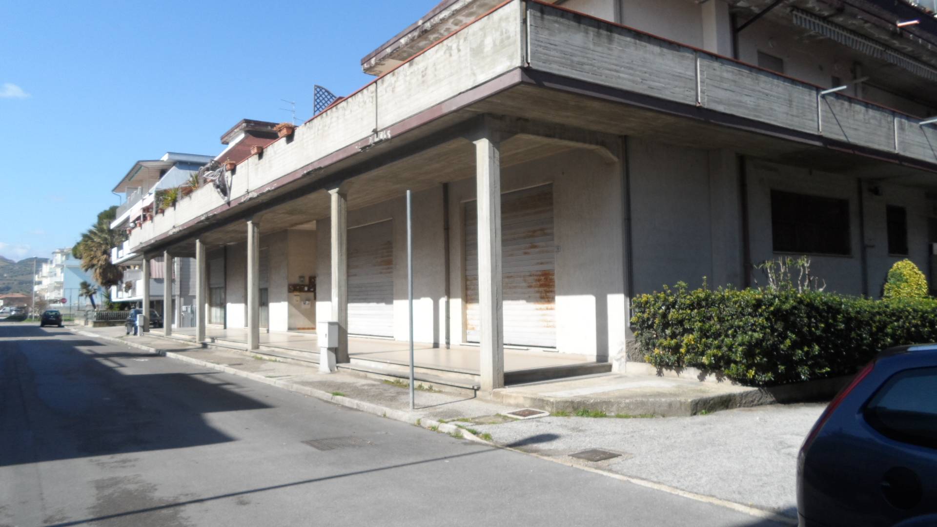 Locale commerciale in vendita a Martinsicuro, Zona Mare