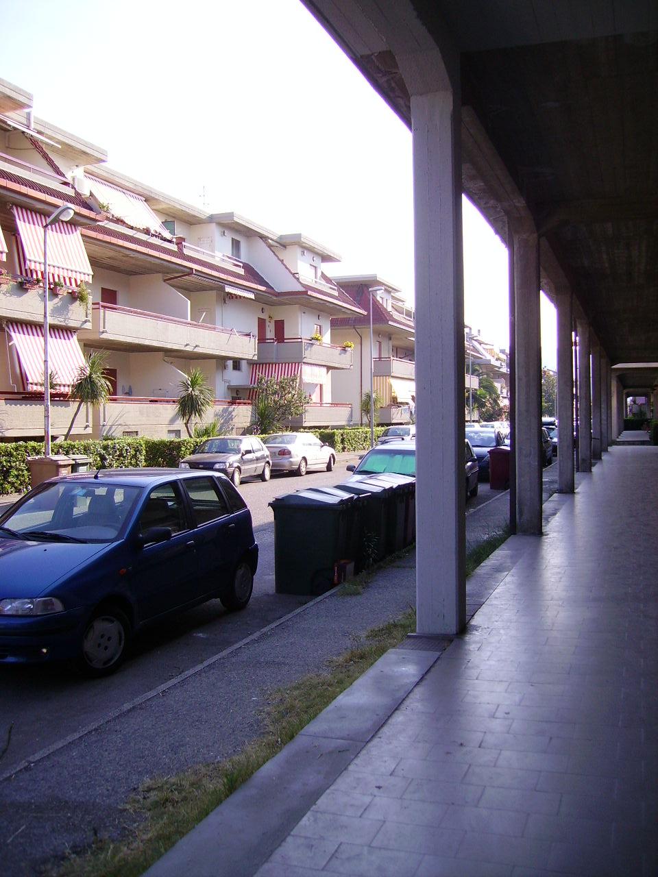 Locale commerciale in vendita a Martinsicuro, Zona Mare