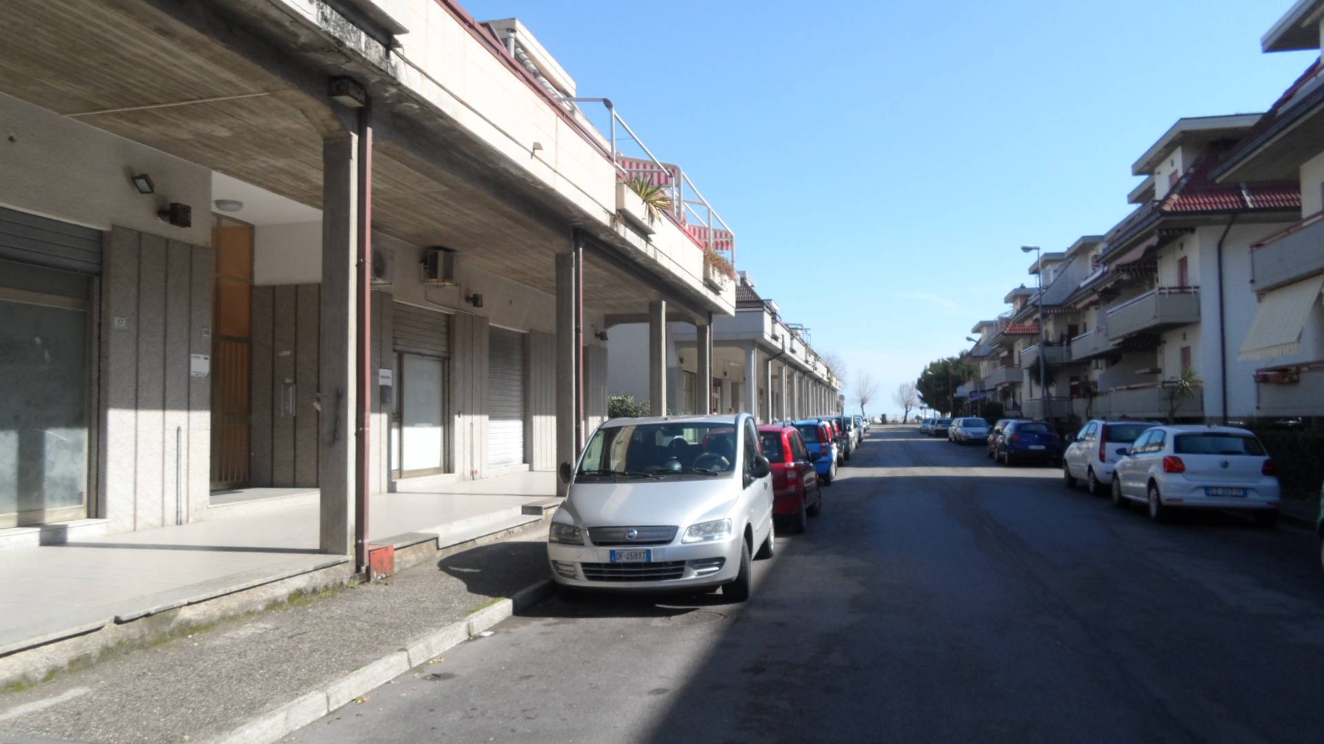 Locale commerciale in vendita a Martinsicuro, Zona Mare