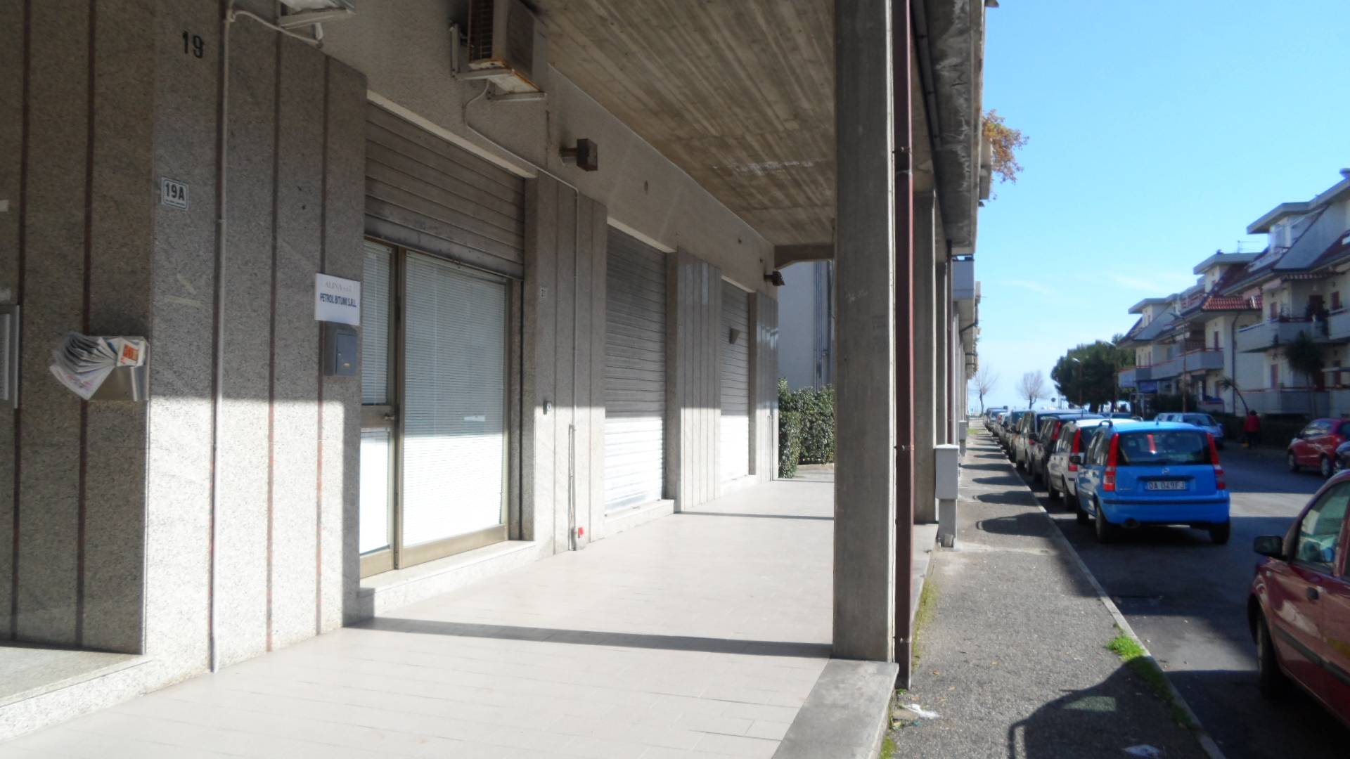 Locale commerciale in vendita a Martinsicuro, Zona Mare