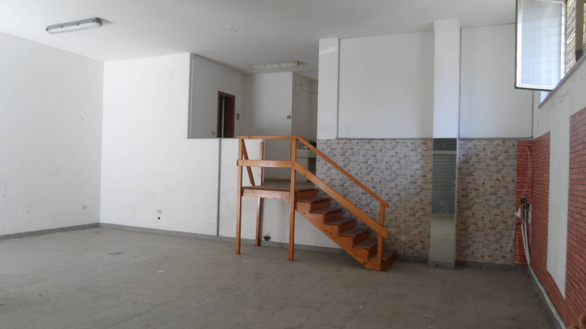 Locale commerciale in vendita a Martinsicuro, Zona Mare