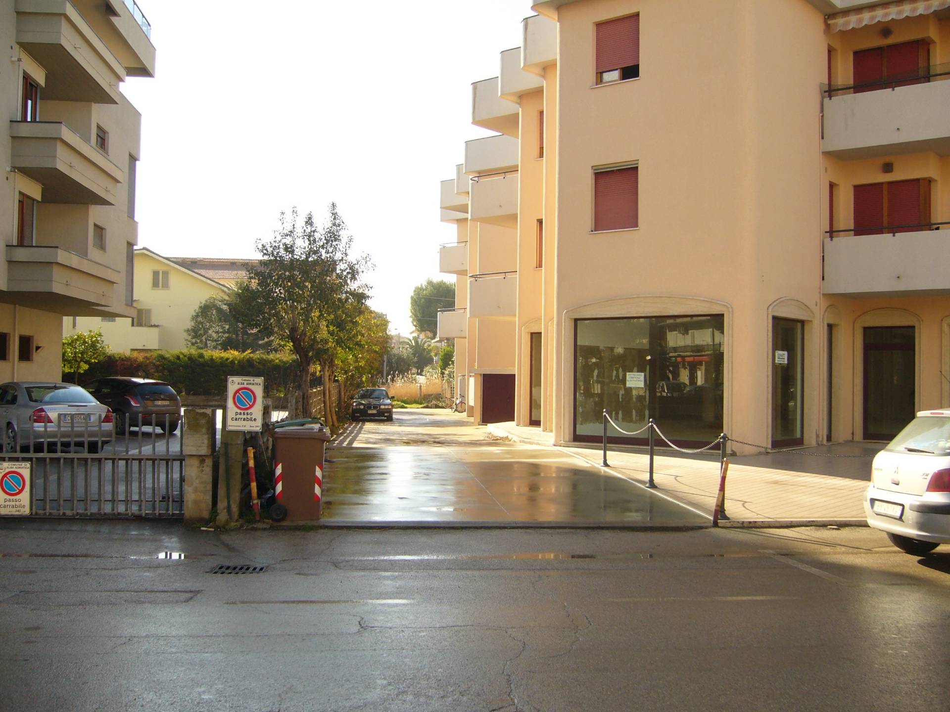 Locale commerciale in affitto a Alba Adriatica, Zona Mare