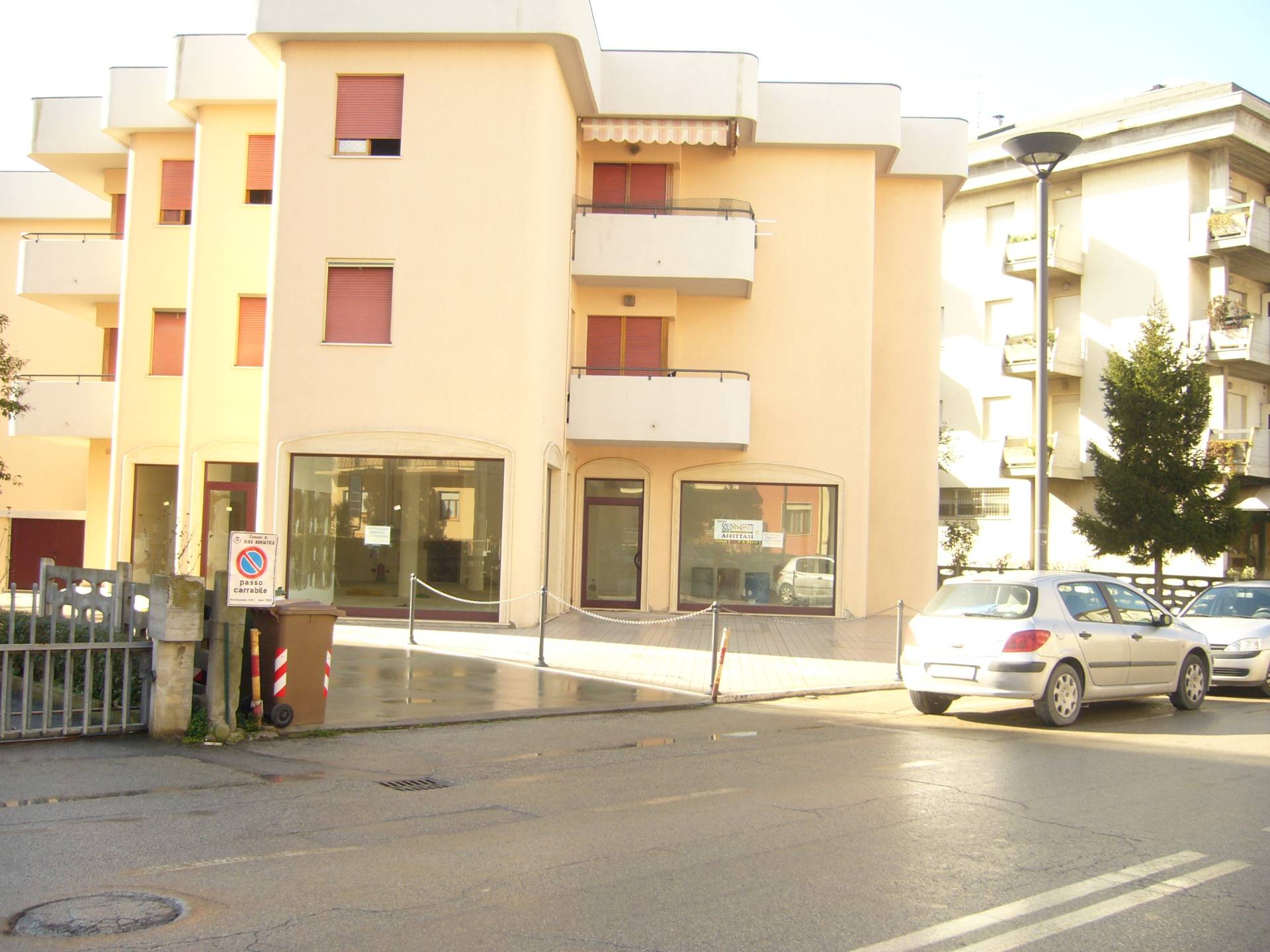 Locale commerciale in affitto a Alba Adriatica, Zona Mare