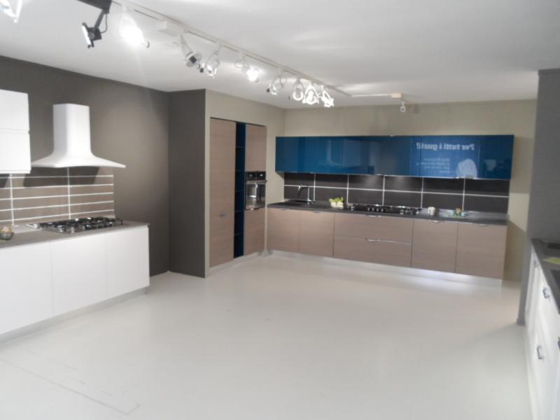 Locale commerciale in vendita a San Benedetto del Tronto, Strada Statale 16