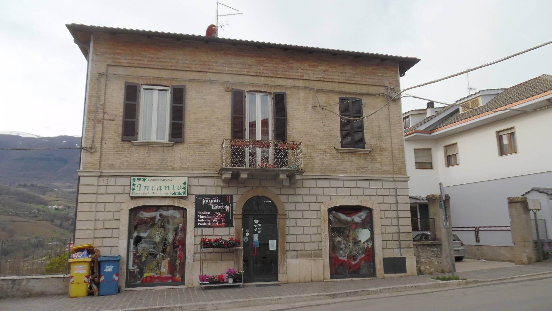 Locale commerciale in vendita a Folignano