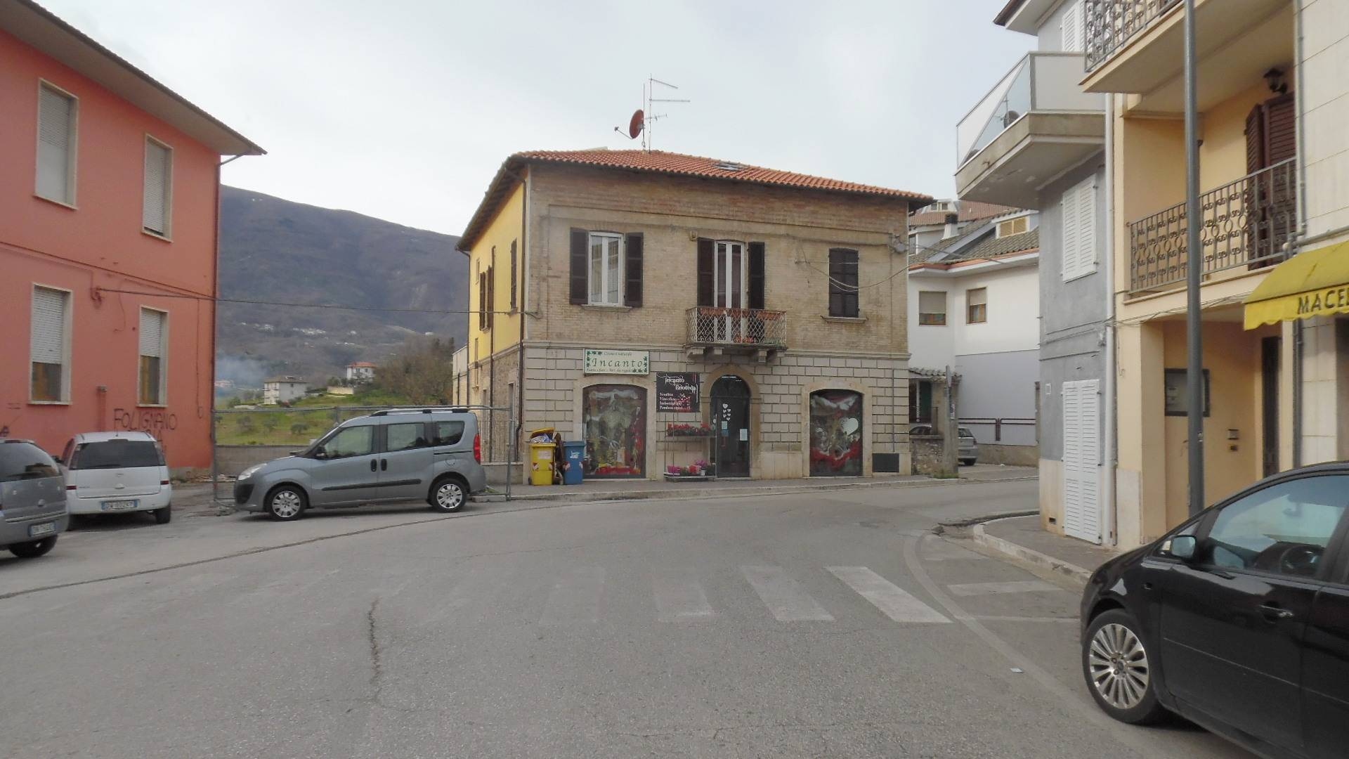 Locale commerciale in vendita a Folignano