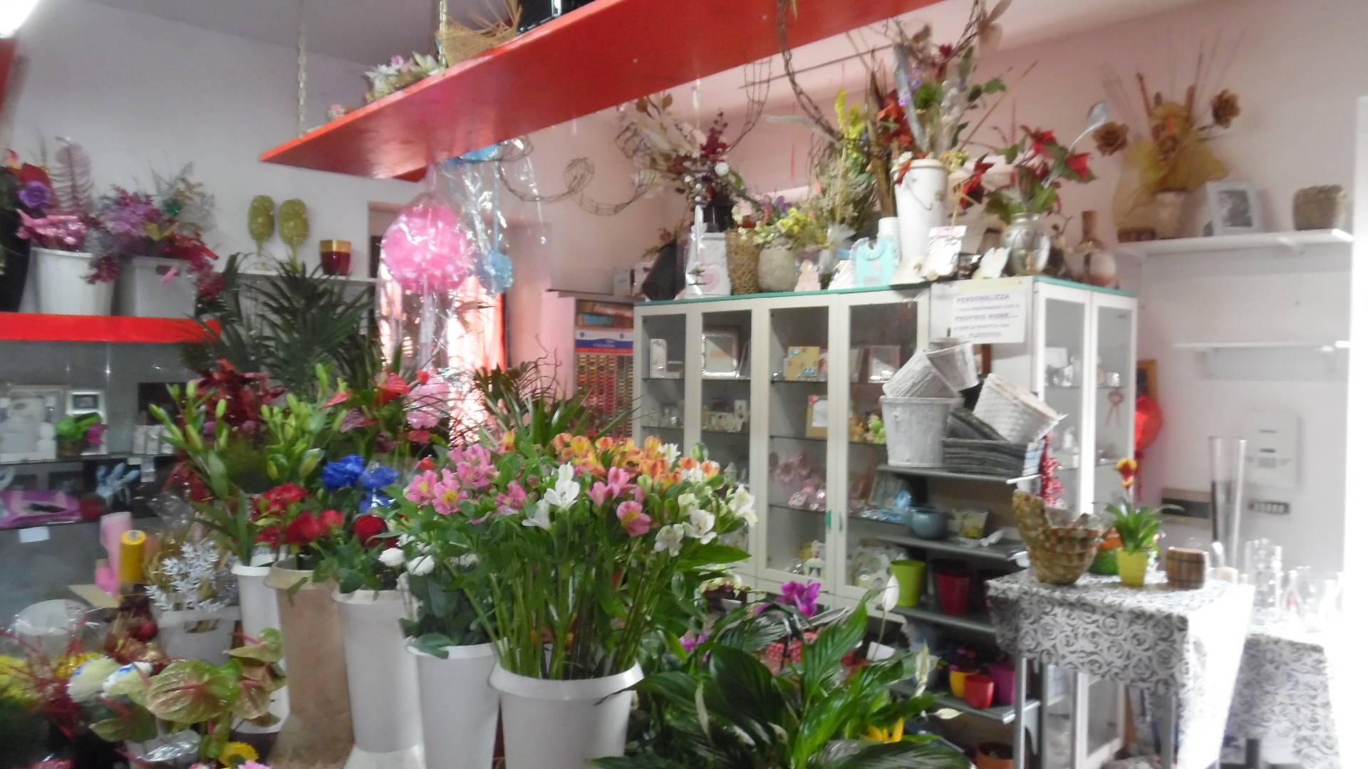 Locale commerciale in vendita a Folignano