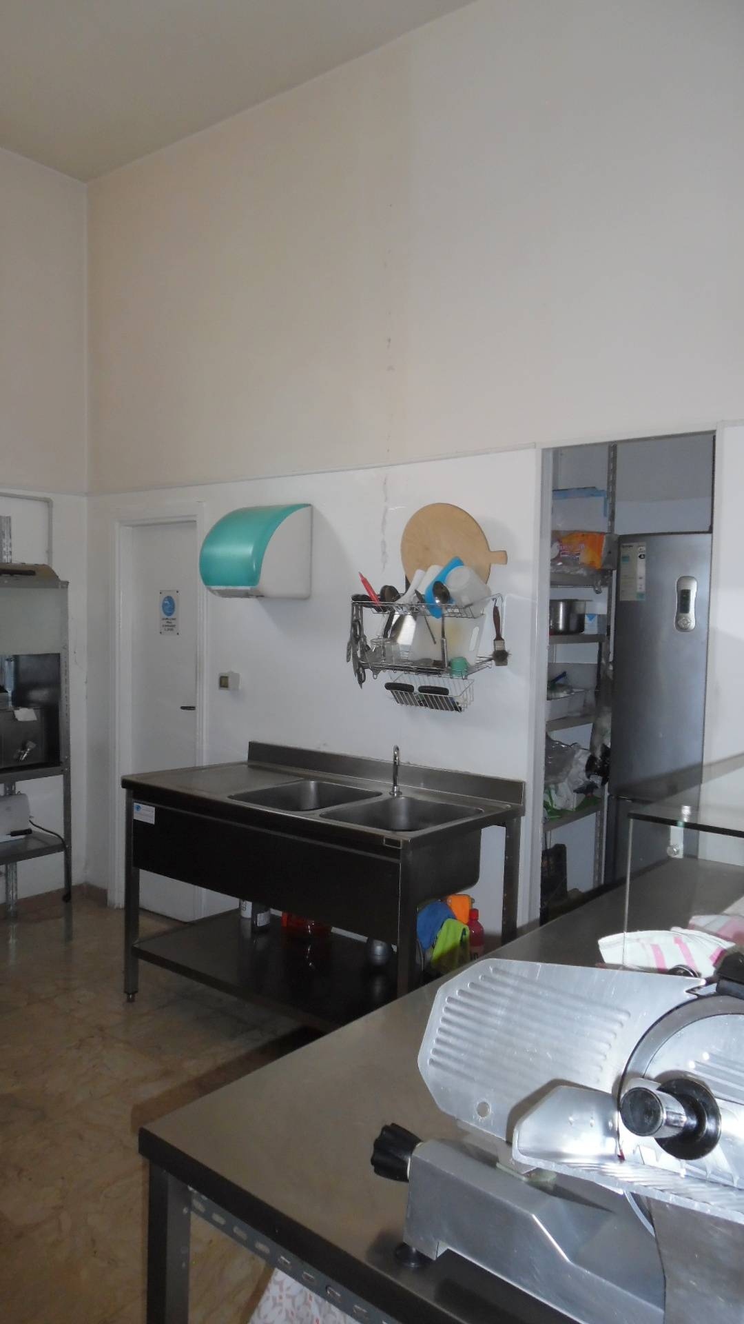 Locale commerciale in vendita a Folignano