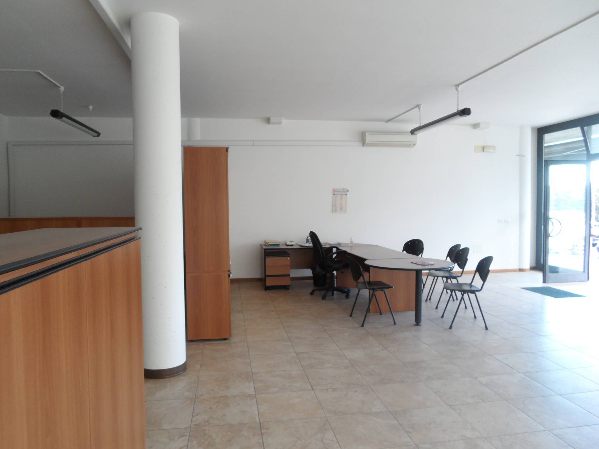 Locale commerciale in vendita a Monteprandone, Centobuchi