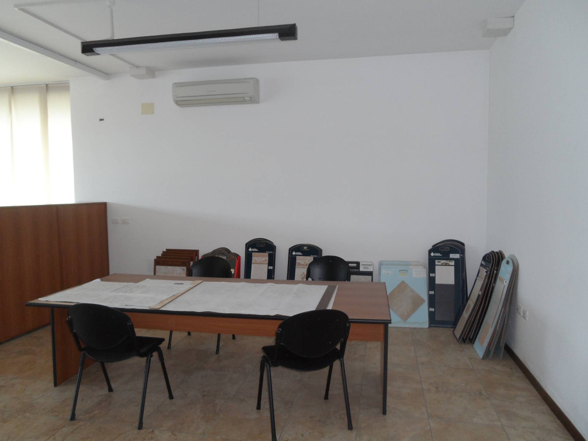 Locale commerciale in vendita a Monteprandone, Centobuchi