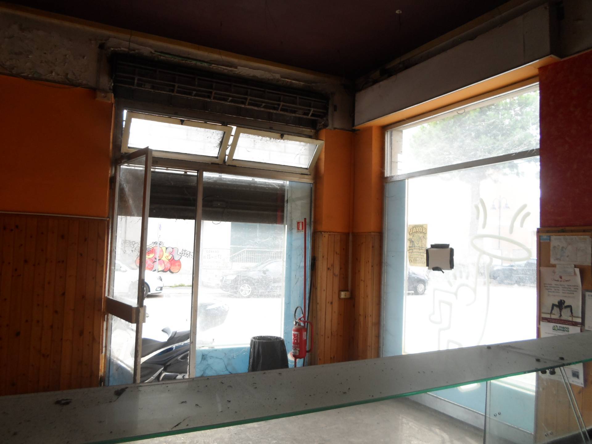 Locale commerciale in vendita a San Benedetto del Tronto, Zona Ascolani