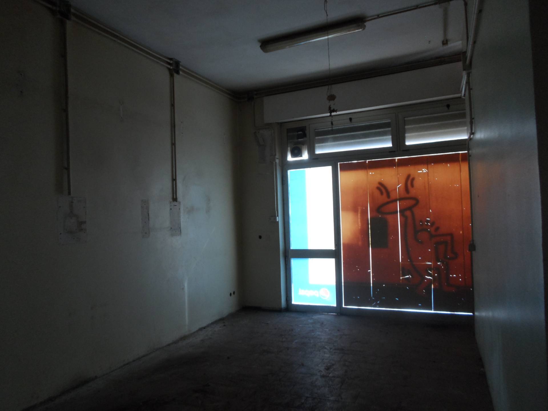 Locale commerciale in vendita a San Benedetto del Tronto, Zona Ascolani